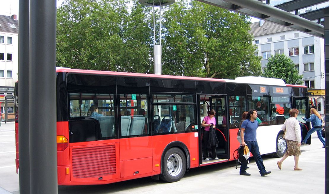 Ein Bus der ASEAG an der Haltestelle Hauptbahnhof in Aachen