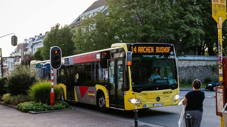 Ein Bus der belgischen TEC unterwegs auf der Linie 14 in Belgien.
