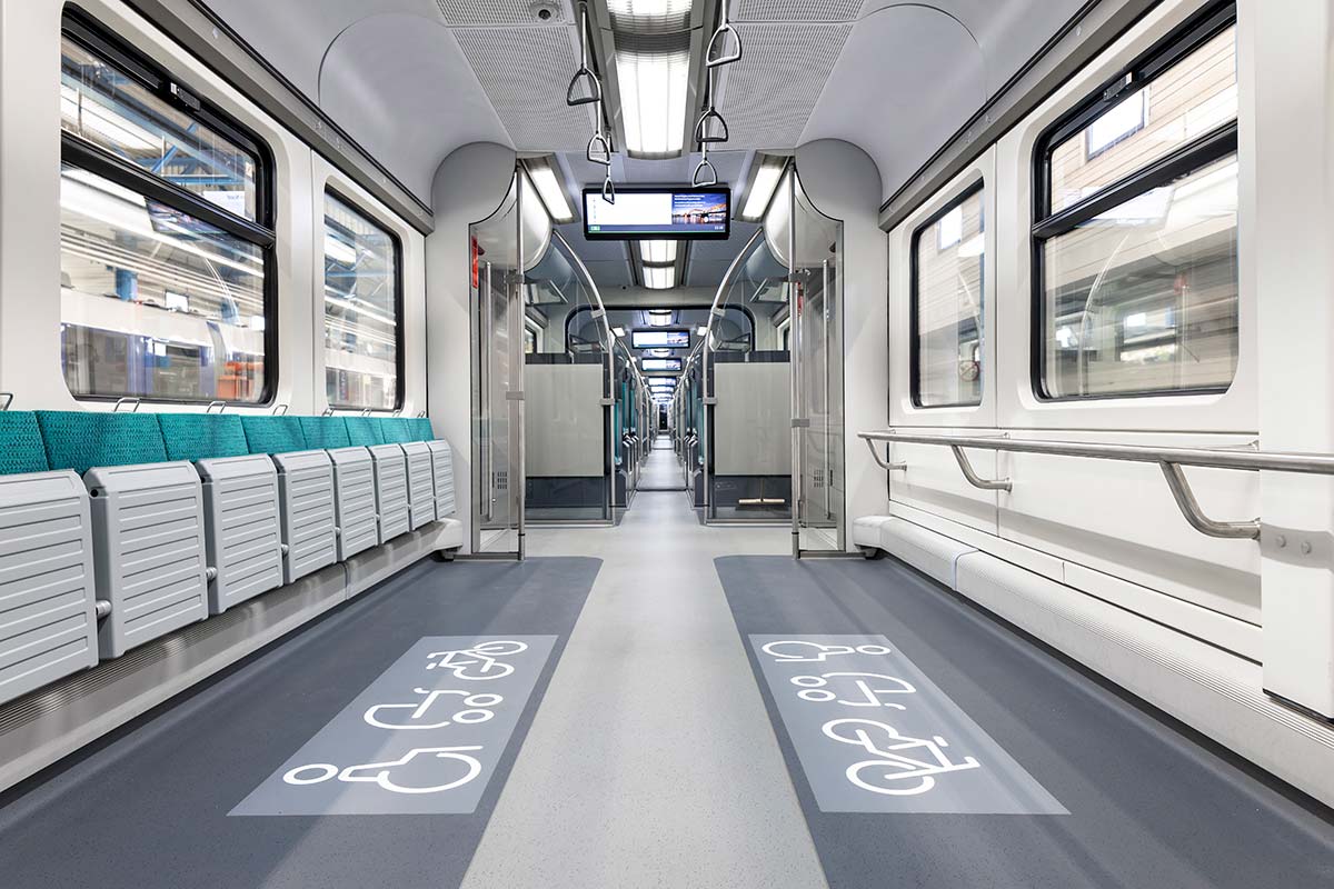 Mehrzweckabteil der modernisiertem ET 424 für die S-Bahn Köln